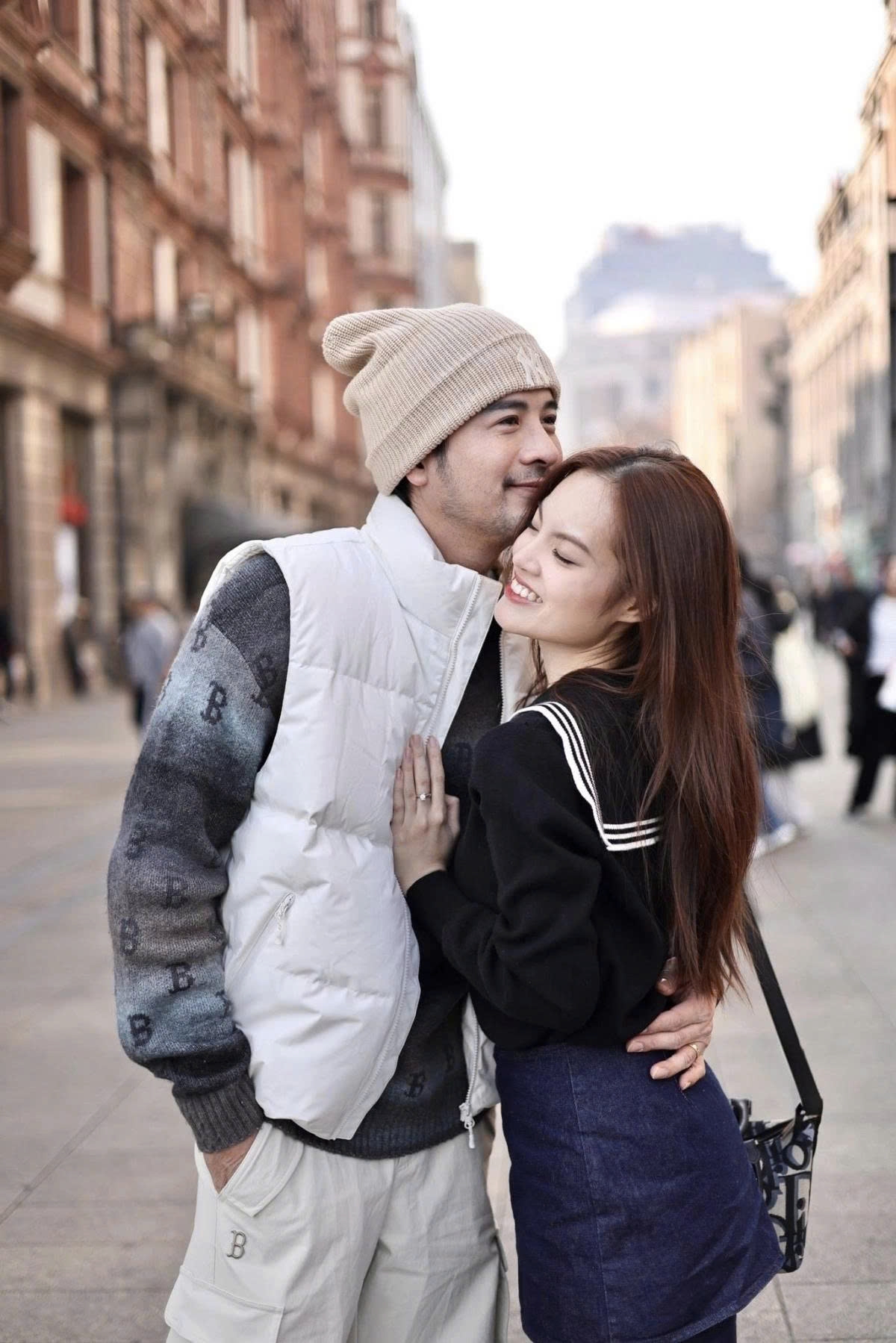 Diễn viên Đoàn Minh Tài cùng vợ - bác sĩ kiêm ca sĩ Sunny Đan Ngọc tận tuần hưởng trăng mật tại Thượng Hải, Trung Quốc sau hôn lễ cuối năm 2025. “Tuần trăng mật của hai đứa không chỉ là những điểm đến, mà là ánh mắt trao nhau giữa một thành phố xa lạ, là cái nắm tay đủ chặt để thấy lòng mình an yên”, nam diễn viên bày tỏ.