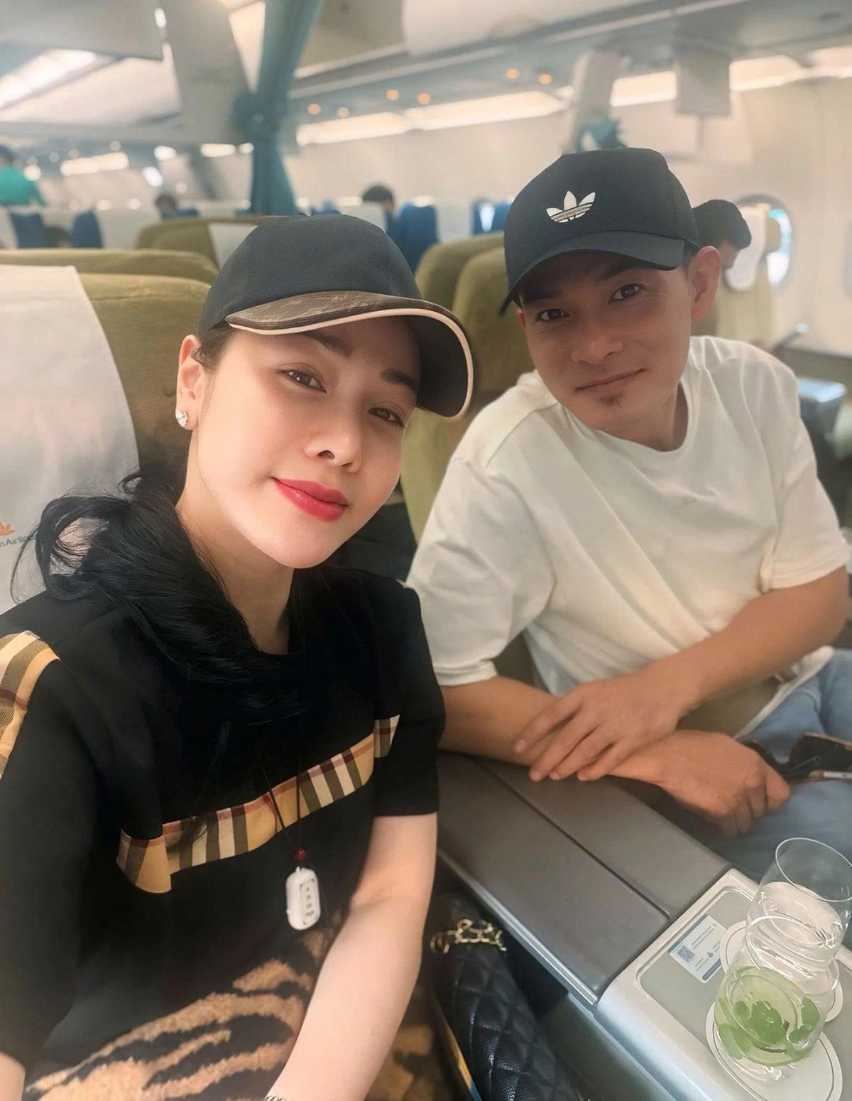 Nhật Kim Anh vui khi hội ngộ Quách Ngọc Ngoan trên một chuyến bay.