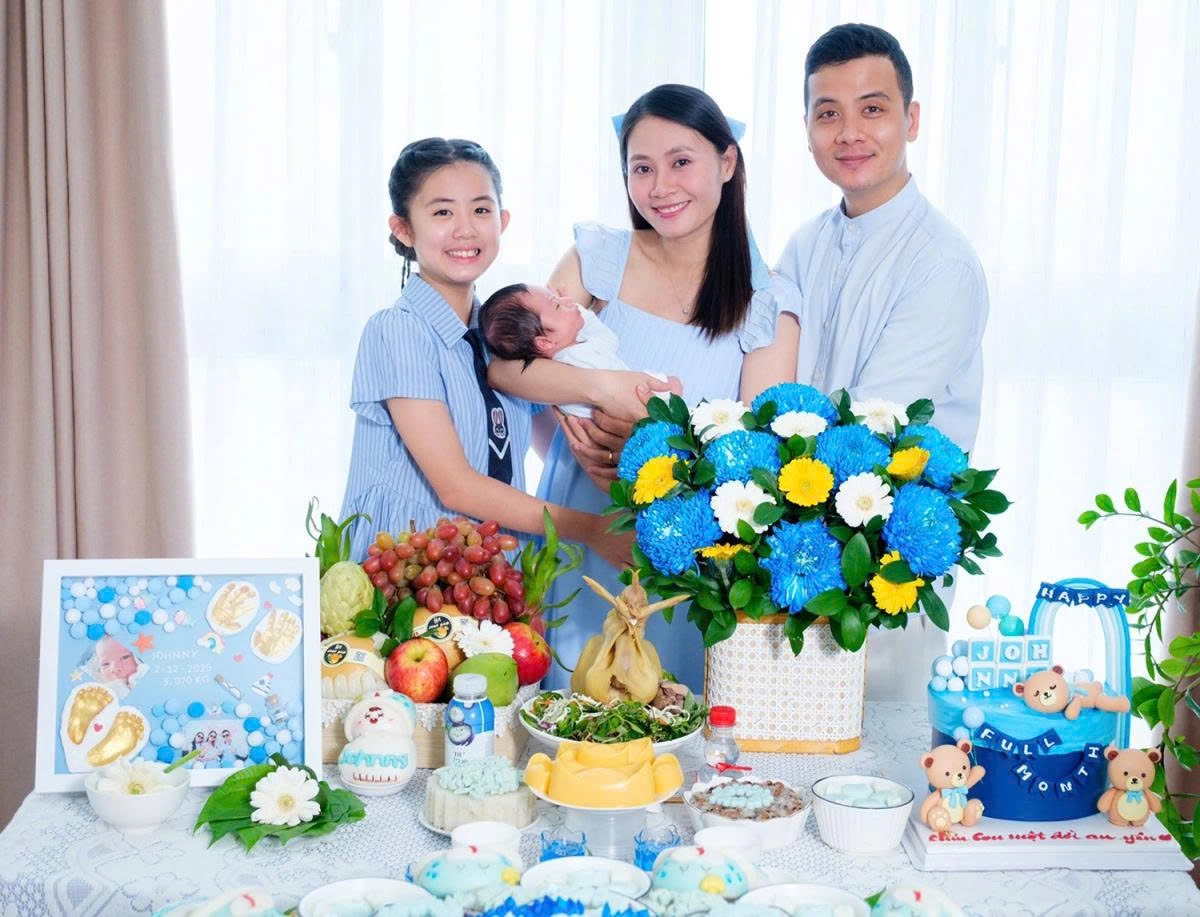 Diễn viên Thanh Hiền khoe ảnh quây quần bên ông xã Thanh Long và hai con tại lễ mừng đầy tháng bé Johnny. Con trai là trái ngọt trong cuộc hôn nhân lần hai của Thanh Hiền. Trước đó, cô một lần đổ vỡ, có con gái tên Grammy với chồng cũ Gia Bảo.