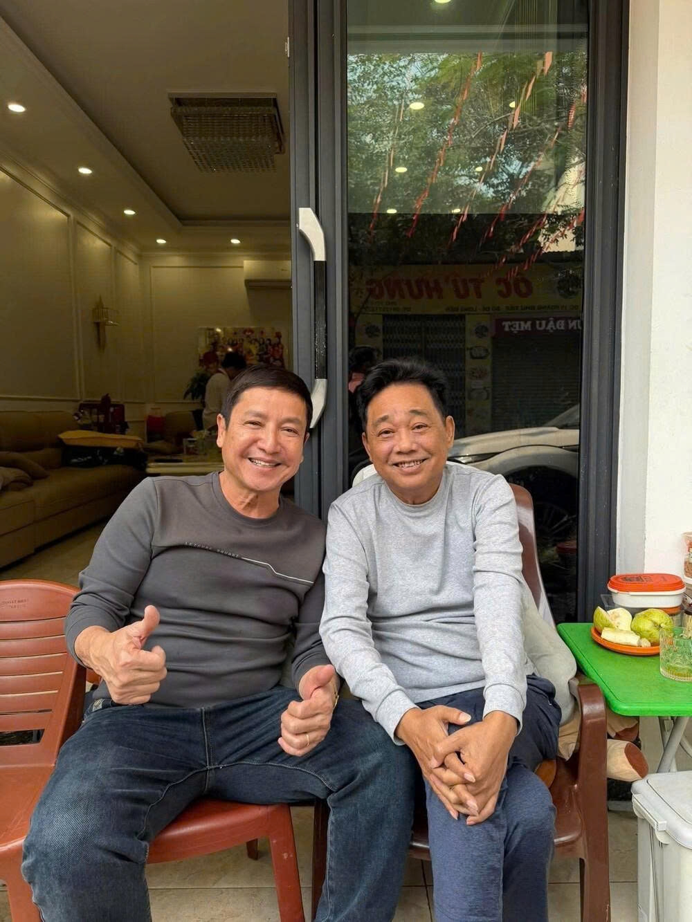 NSƯT Chí Trung hội ngộ NSND Quốc Khánh trong khoảnh khắc đời thường. Chí Trung nhắc việc Táo Quân không phát sóng Tết năm nay, khiến nhiều khán giả tiếc nuối.