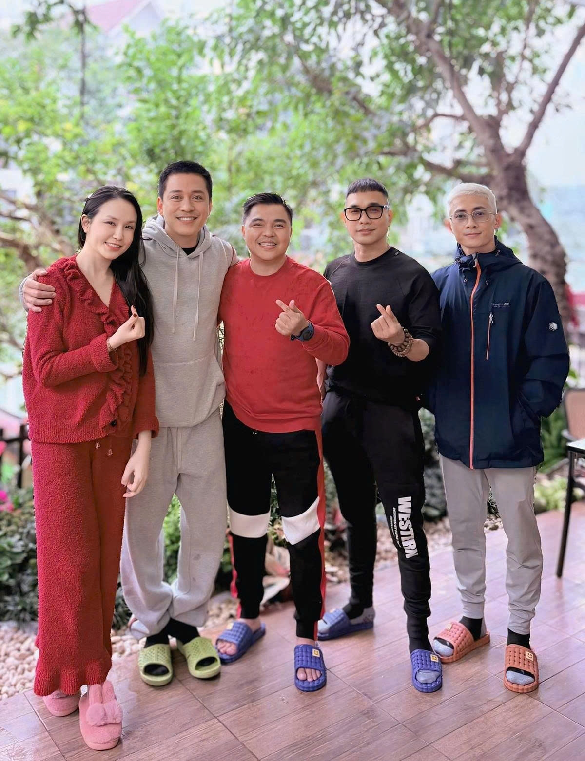 Vợ chồng ca sĩ Tuấn Hưng đón nhóm MTV tới thăm nhà.