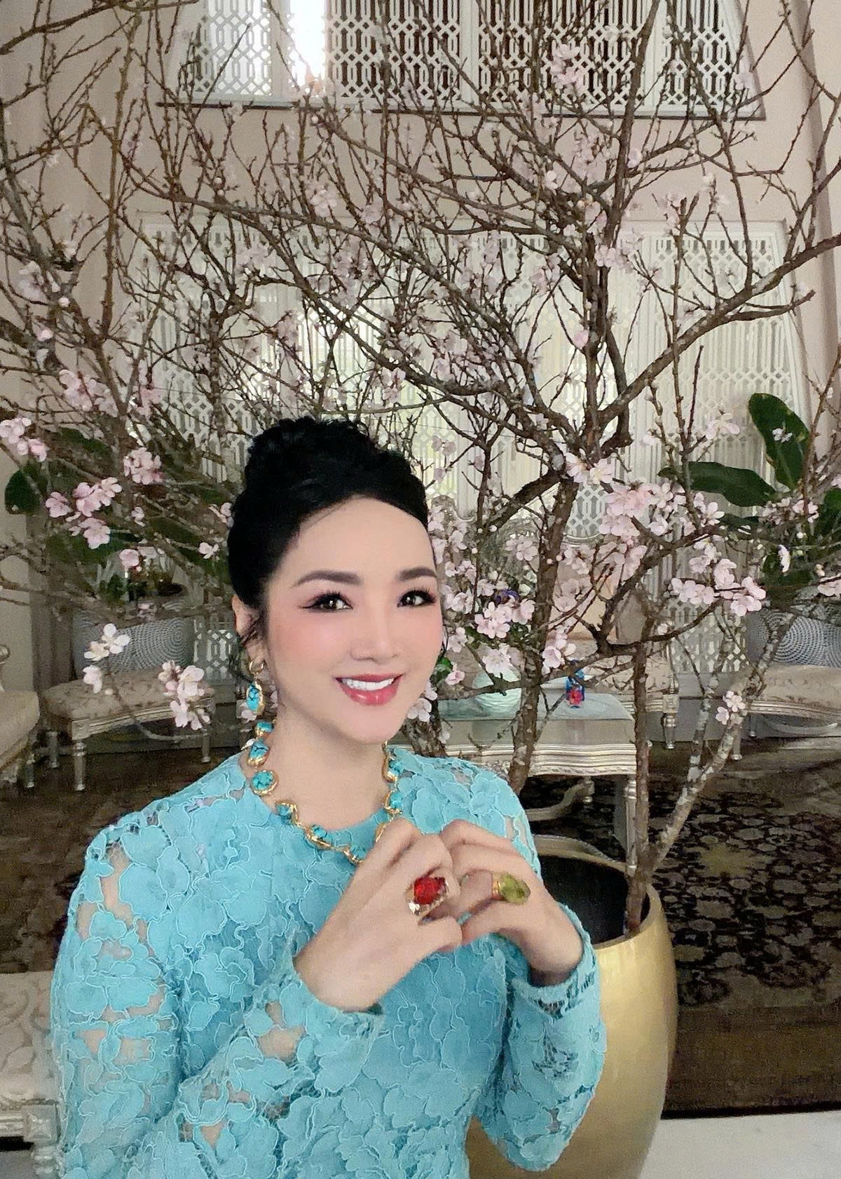 Hoa hậu Giáng My trang hoàng biệt thự với hoa đào, sẵn sàng đón Tết Bính Ngọ.