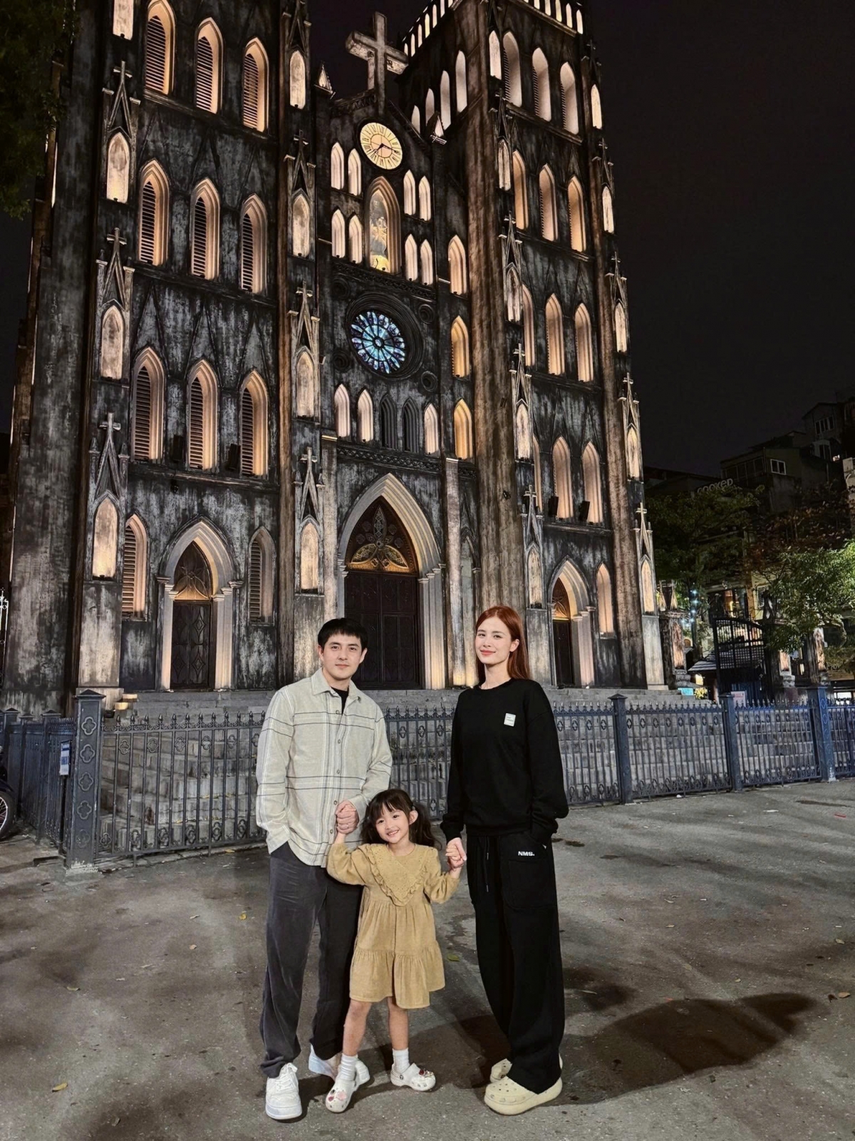 Gia đình Đông Nhi - Ông Cao Thắng dạo phố đêm Hà Nội.