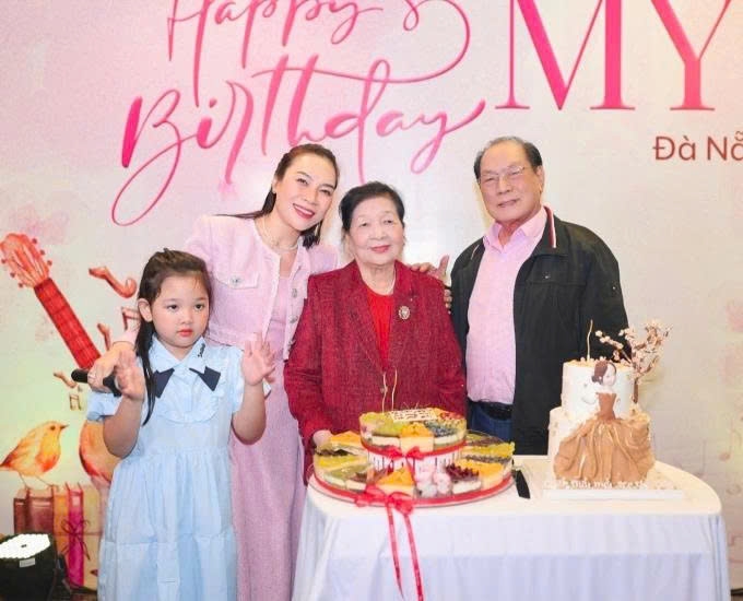 Mỹ Tâm sum họp bên bố mẹ tại Đà Nẵng. Nữ ca sĩ cho biết năm nay được gia đình tổ chức sinh nhật tại quê nhà, đồng thời cùng các anh chị em con cháu chúc mừng 61 năm ngày cưới của bố mẹ.