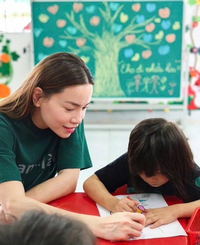 Hồ Ngọc Hà cho biết cảm thấy hạnh phúc khi nhiều dự án cộng đồng được triển khai trong năm qua. Cô chia sẻ thông điệp về sự biết ơn, yêu thương và lan tỏa những giá trị tích cực trong cuộc sống.