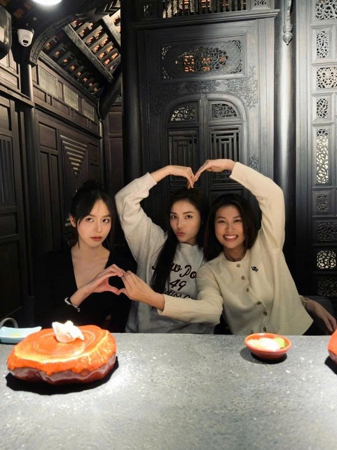 Thanh Thủy ăn tối cùng Thiên Ân và Kỳ Duyên sau khi cả ba vừa hoàn thành buổi ghi hình tập mới nhất của kênh Kỳ Duyên Fit YouTube.