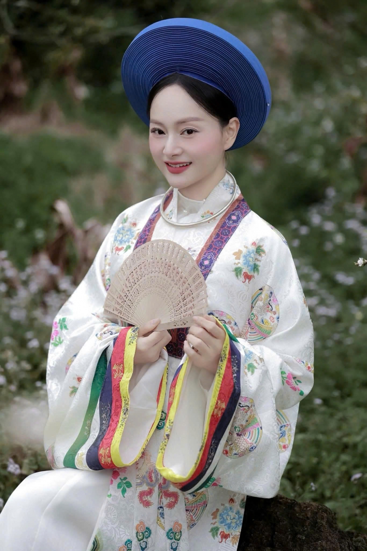 Diễn viên Lan Phương đẹp dịu dàng khi chọn áo dài cổ phục. “Chút phong vị xưa trong tà áo dài cổ phục, với nét thanh tao, điềm đạm của người phụ nữ Việt năm nào”, cô viết.