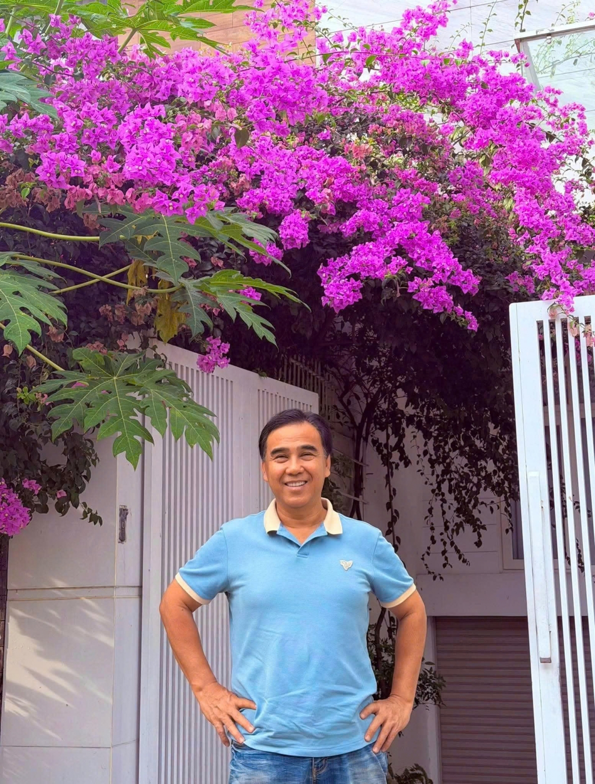 MC Quyền Linh khoe cây hoa giấy trước cổng nhà.