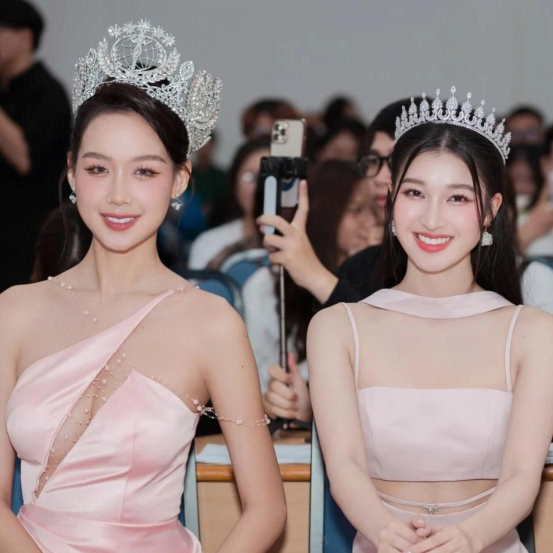 Bảo Ngọc (trái) và Phương Nhi thân thiết từ cuộc thi Miss World Vietnam 2022
