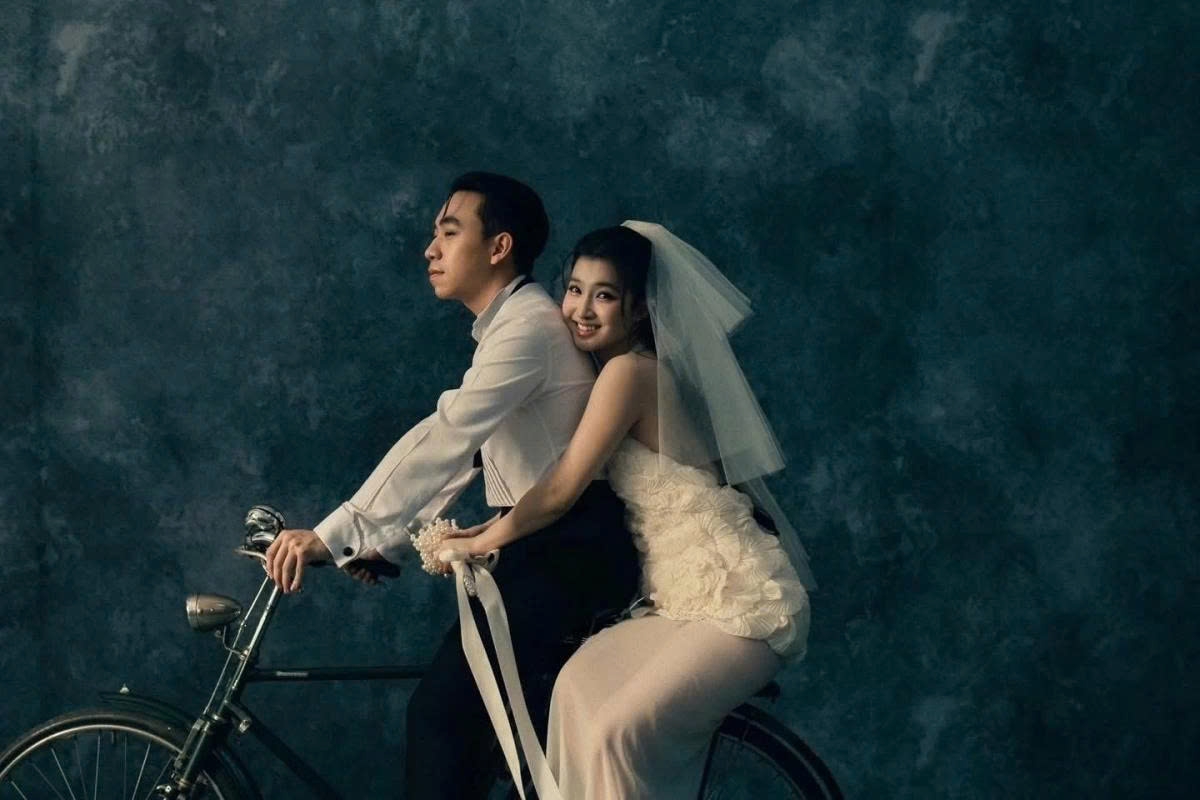 Trước thời điểm cử hành hôn lễ, loạt ảnh cưới của cặp đôi bất ngờ được một thành viên trong ê-kíp thực hiện chia sẻ trên mạng xã hội. Phương Nhi thể hiện nét e ấp, tươi tắn bên cạnh chú rể doanh nhân. Ảnh: Antiantiart