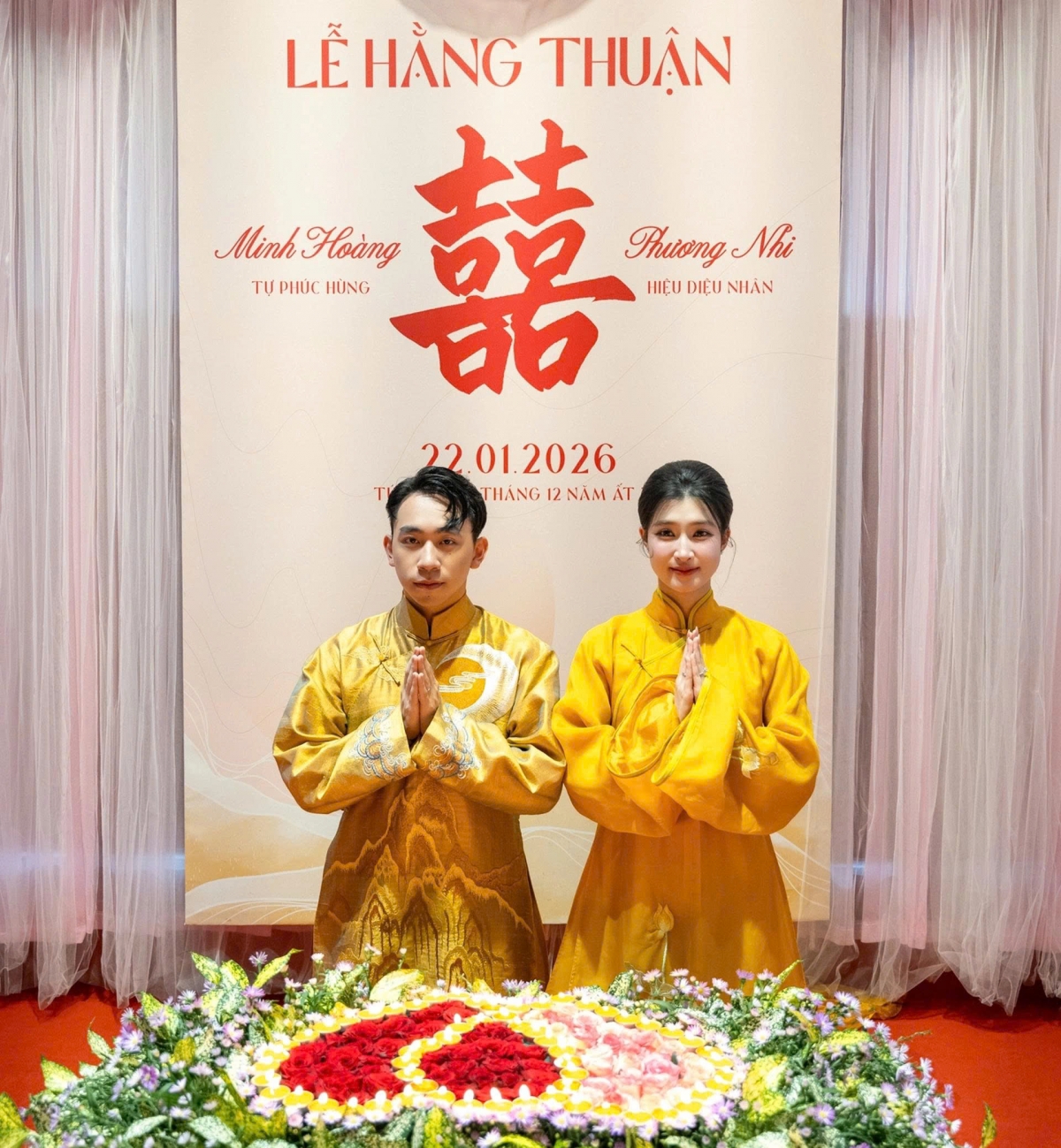 Trong buổi lễ, cô dâu và chú rể cùng lắng nghe những chia sẻ về đạo lý vợ chồng, trách nhiệm với gia đình và chữ hiếu trong đời sống hôn nhân. Hai người trao nhau lời thề nguyện gắn bó trọn đời, hướng tới một cuộc sống hôn nhân viên mãn, đủ đầy phúc lộc và an yên. 