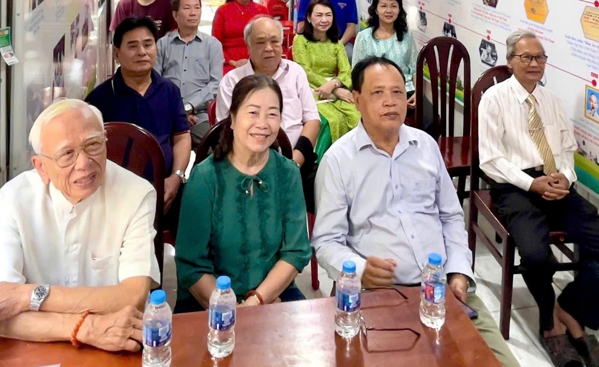 Ông Nguyễn Xuân Xanh (bìa trái) đánh giá cao về công tác nhân sự của Đảng, và tin tưởng nhân sự Ban Chấp hành Trung ương là những người thực sự tiêu biểu, tinh túy của Đảng (Ảnh NVCC)