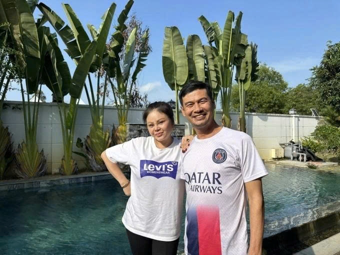 Nghệ sĩ Tiết Cương ghé thăm căn biệt thự ba phòng ngủ được trang bị nội thất hiện đại, có bể bơi, sân vườn của diễn viên Lê Giang ở Vũng Tàu (cũ).