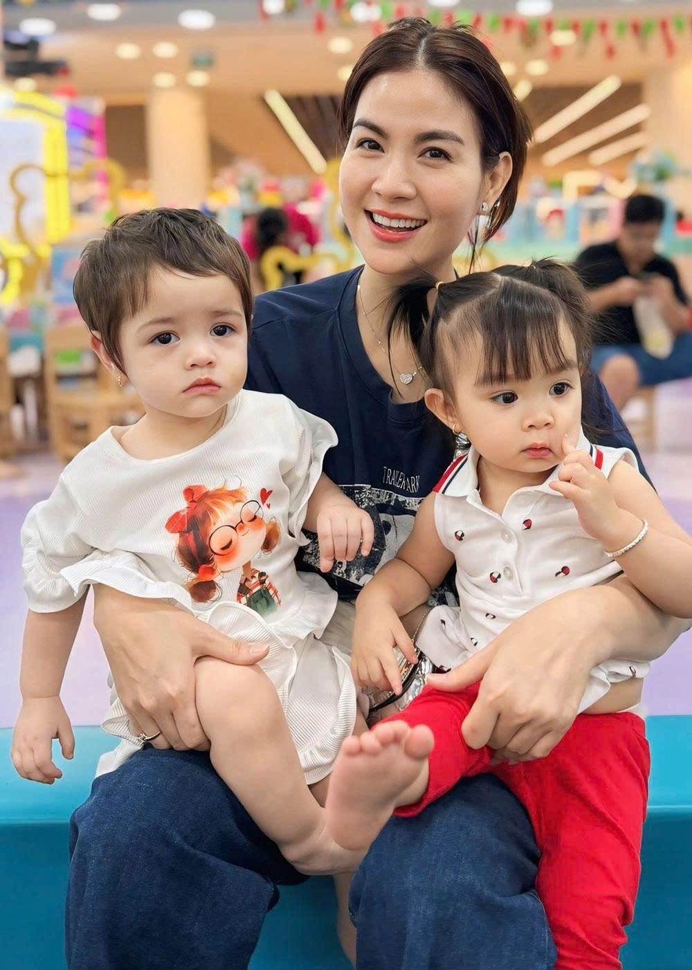 Kha Ly một mình chăm cả con gái Lita và bé Julia (trái) – con gái của Nhật Kim Anh khi được đồng nghiệp gửi gắm.