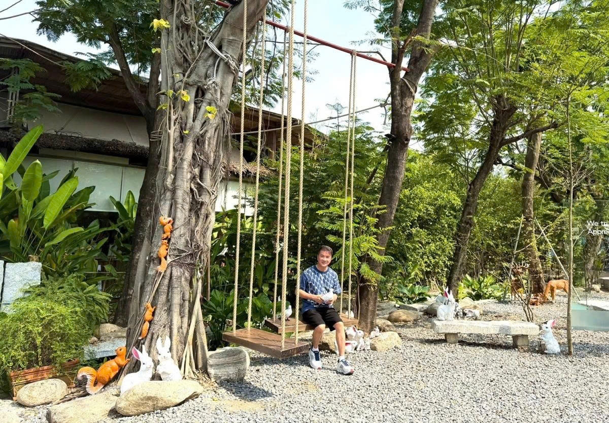 Ca sĩ Đàm Vĩnh Hưng khoe không gian quán cà phê anh sắp mở đầy sắc xanh, đẹp như khu rừng nhiệt đới.