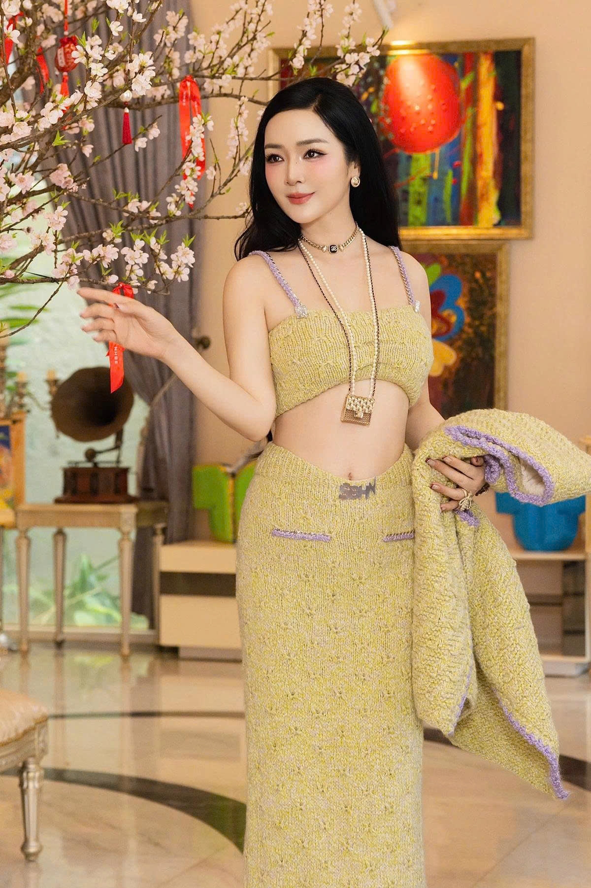 Giáng My diện áo crop-top chụp ảnh trong biệt thự ở TP.HCM. Người đẹp tiết lộ cô mới giảm 3 kg, vẫn đang tiếp tục siết cân để đón Tết, tự tin ăn bánh chưng.