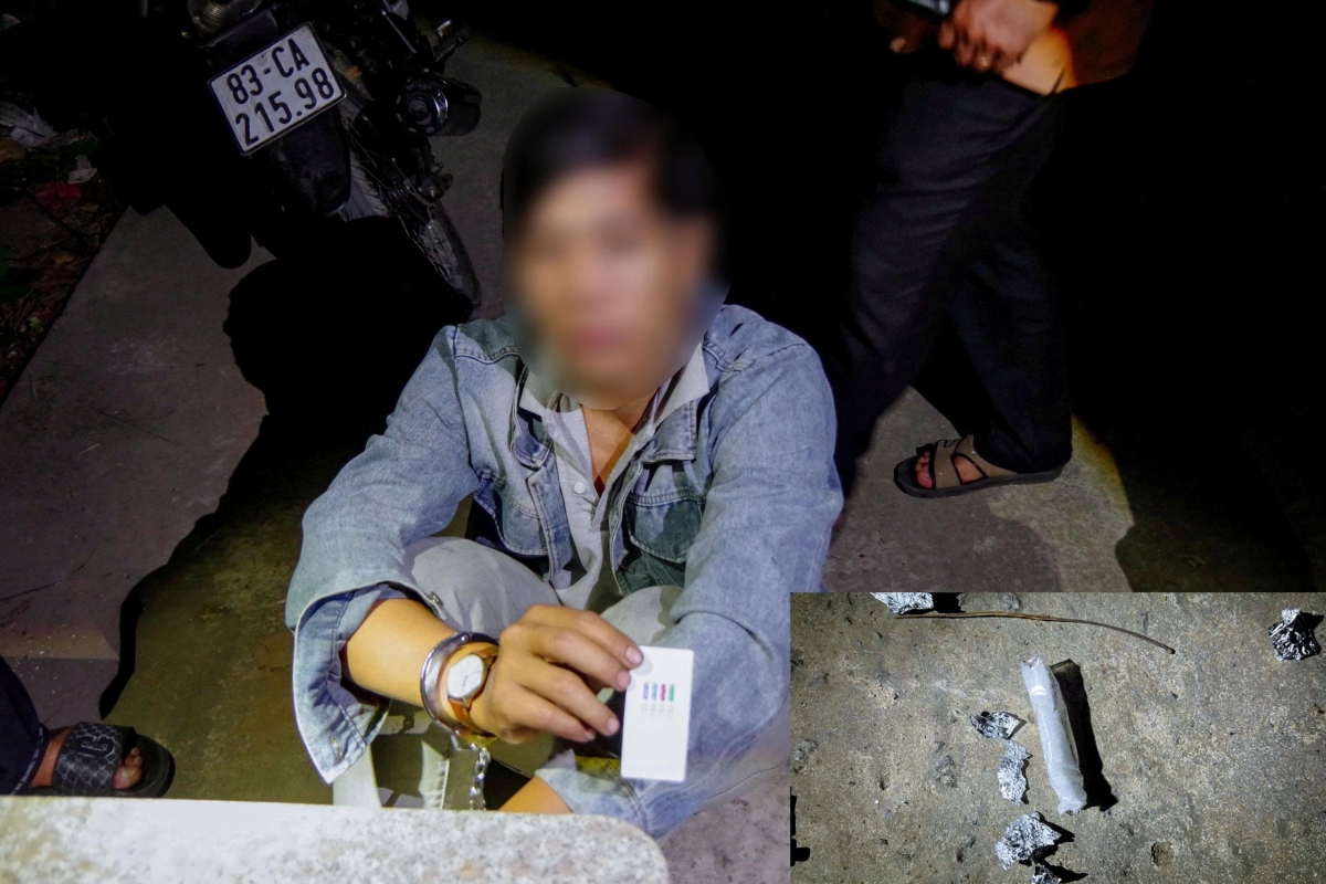 Đối tượng D.G cùng tang vật tại hiện trường.