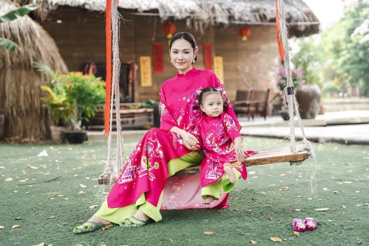 Lưu Hiền Trinh cùng con gái, bé Thỏ Ngọc, chụp hình áo dài đôi để chuẩn bị đón Tết.