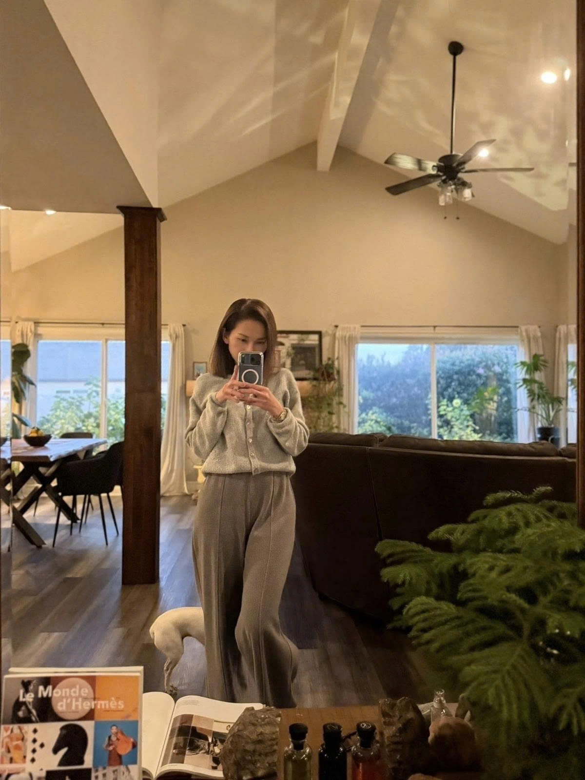 Diễn viên Kim Hiền dọn dẹp nhà cửa, chăm sóc vườn tược, chưng một số hoa và cây cảnh để chuẩn bị đón Tết Nguyên đán tại Mỹ. Ngôi nhà của nữ diễn viên được thiết kế theo phong cách Bắc Âu.