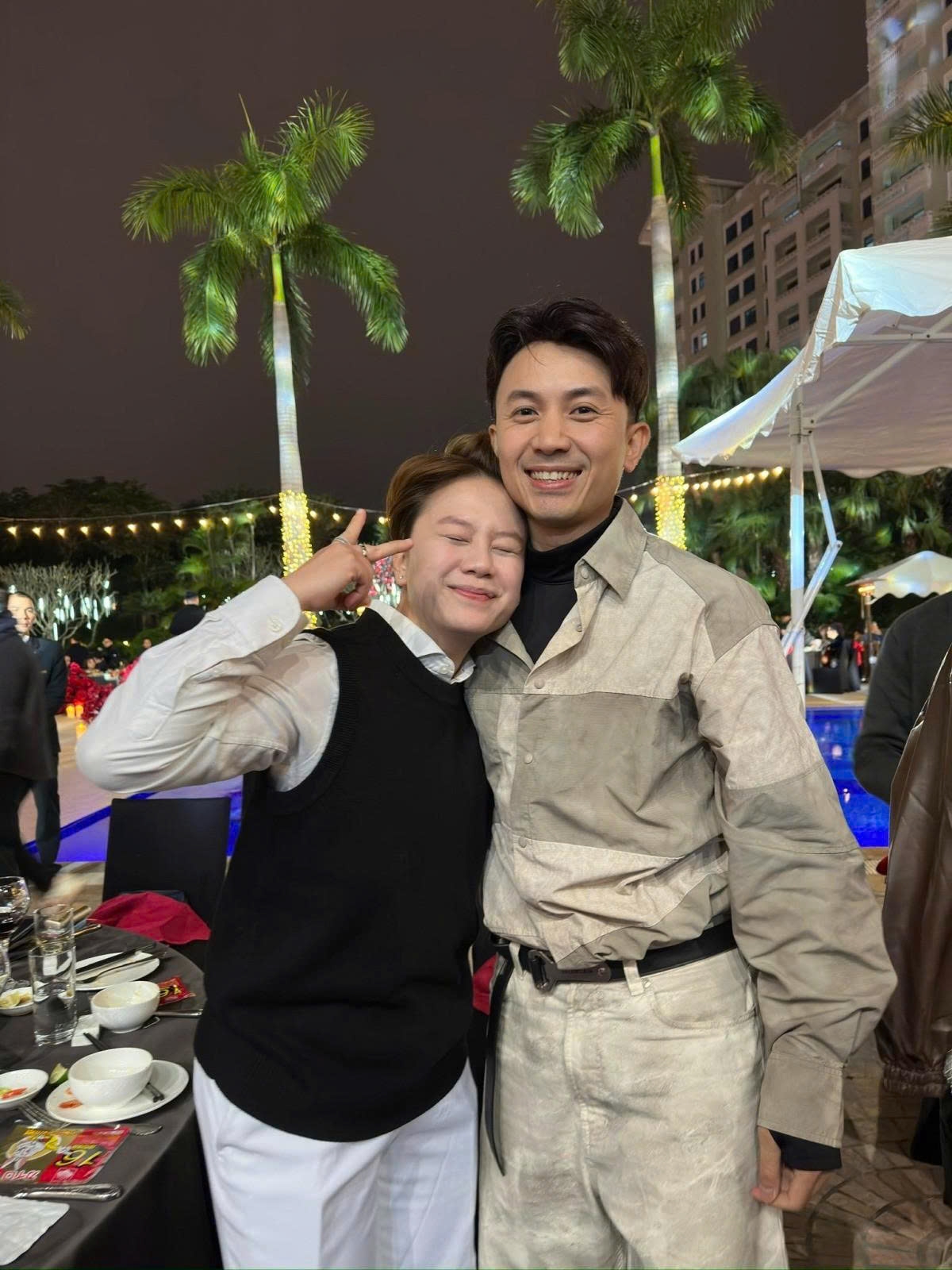 Diễn viên Bảo Hân chú thích tấm hình thân thiết bên đồng nghiệp Anh Vũ: "Đi đám cưới gặp người yêu cũ, hơi sượng nhưng vẫn xin kiểu ảnh làm kỷ niệm".