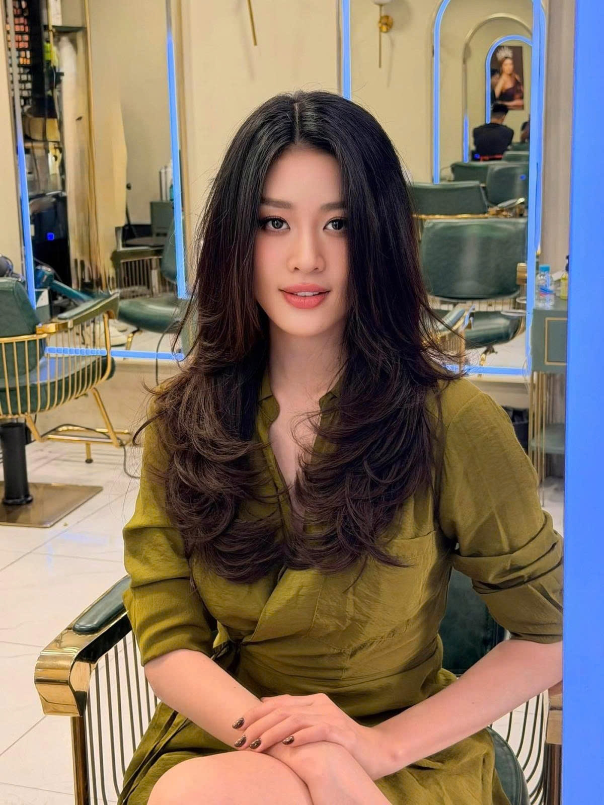 Hoa hậu Khánh Vân "đổi kiểu tóc mới với gương mặt sau khi thưởng thức tám mươi nghìn món ăn từ chồng yêu".