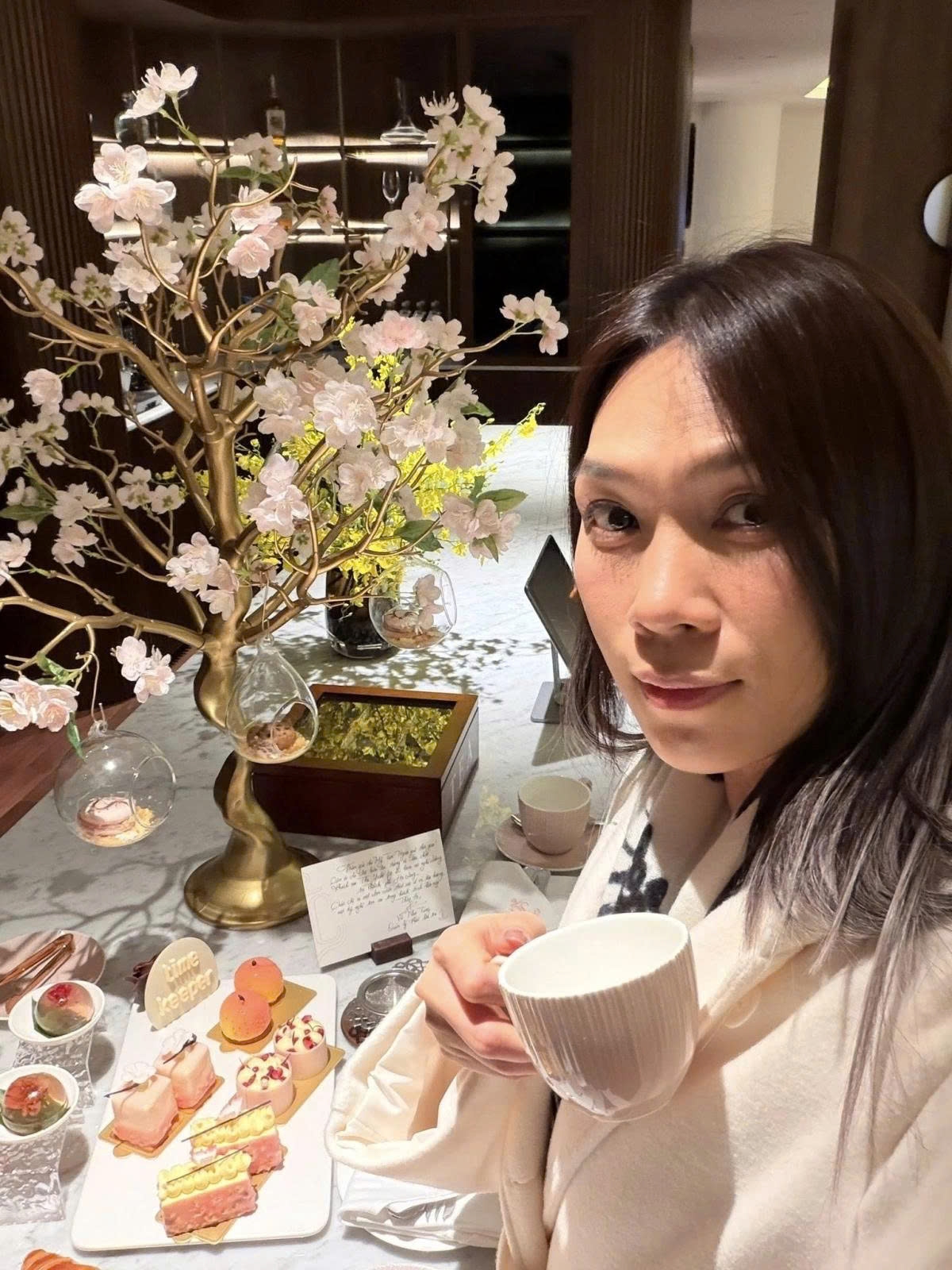 Ca sĩ Mỹ Tâm selfie khoe mặt mộc tại khách sạn khi tới Quảng Ninh biểu diễn. Nữ ca sĩ bày tỏ: “Cám ơn khán giả Quảng Ninh về một đêm diễn cảm xúc và tràn đầy năng lượng tuyệt vời. Quảng Ninh luôn chào đón mình bằng những điều dễ thương ấm áp”.