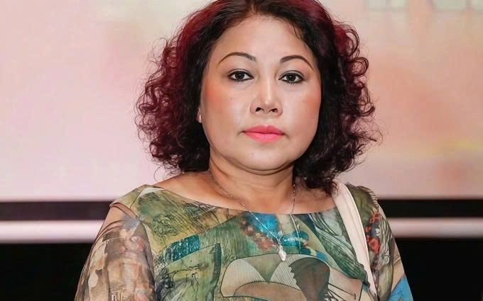 Ca sĩ Siu Black hoãn công việc, nhập viện chạy thận theo chỉ định của bác sĩ. Chị cho biết gần đây sức khỏe suy giảm, thường xuyên mệt mỏi và không thể cố gắng thêm nên mới quyết định nhập viện.