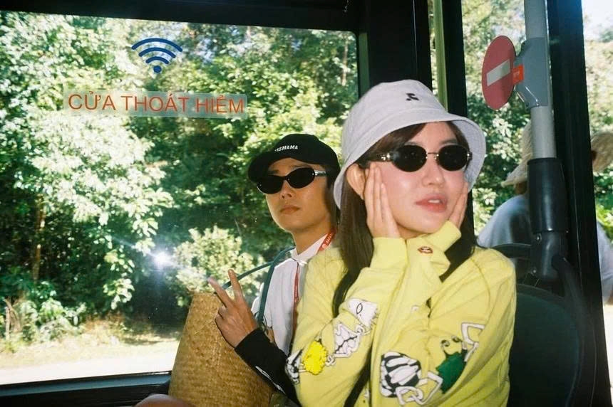 Tăng Duy Tân gây chú ý khi đăng ảnh chụp cùng Bích Phương. Cả hai rạng rỡ, tình tứ trong chuyến nghỉ dưỡng ở Phú Quốc. Đông đảo fan của cả hai nghệ sĩ để lại nhiều tương tác, bình luận.