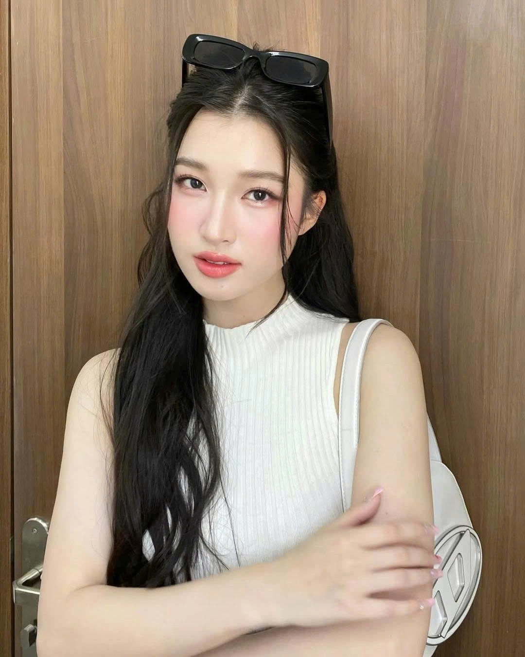 Á hậu Phương Nhi nhận nhiều lời khen từ khán giả khi theo đuổi lối makeup tông hồng ngọt ngào.