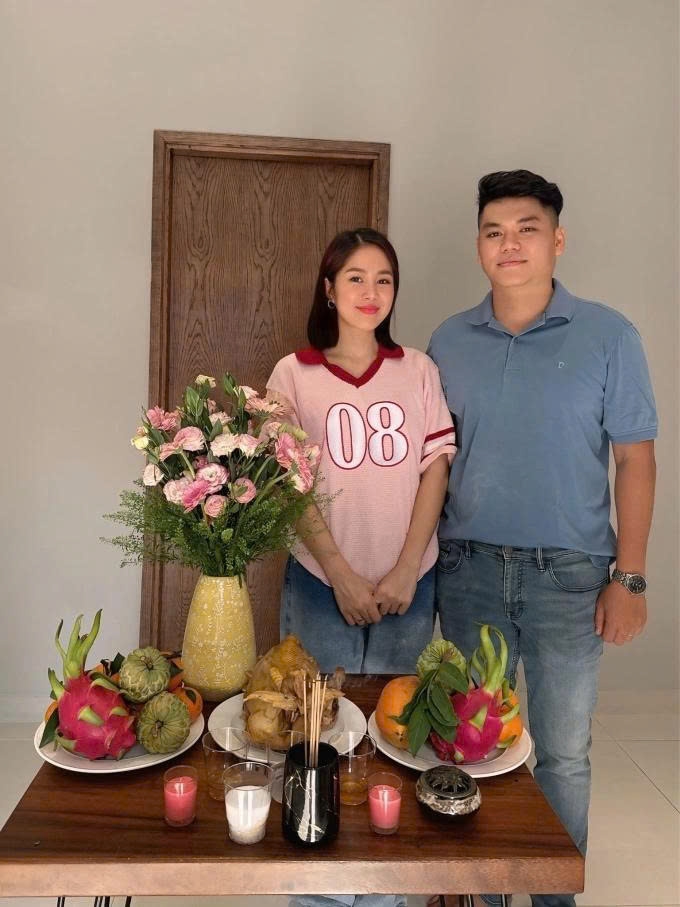 Lê Phương chia sẻ trên trang cá nhân một số khoảnh khắc trong lễ nhập trạch, về nhà mới. Gia đình bày mâm cúng gồm hoa tươi, trái cây và đồ mặn theo truyền thống.