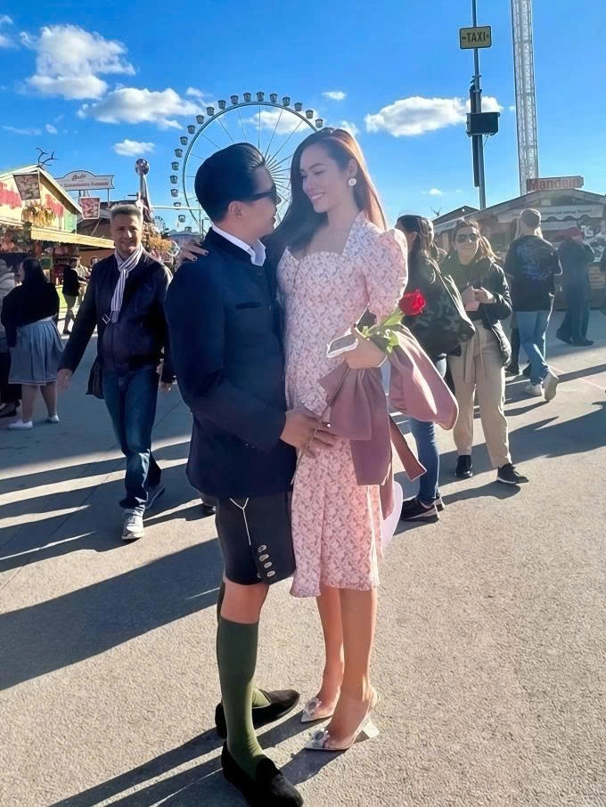 Á hậu Vũ Hoàng My cho biết đã khép lại chuyện tình gần bốn năm với bạn trai, hiện một mình chăm sóc con gái gần hai tuổi tại Áo. Hoàng My đang chuẩn bị các thủ tục pháp lý để giành quyền nuôi con.