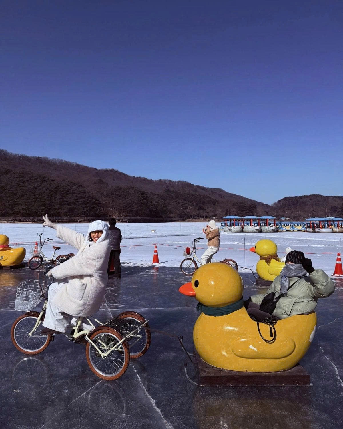 Diệu Nhi và Anh Tú Atus trùm kín mít khi đến Hàn Quốc vào mùa đông. Thời gian qua, cặp đôi vướng tin đồn trục trặc hôn nhân. Thay vì phủ nhận, họ khoe ảnh cùng nhau đi du lịch.