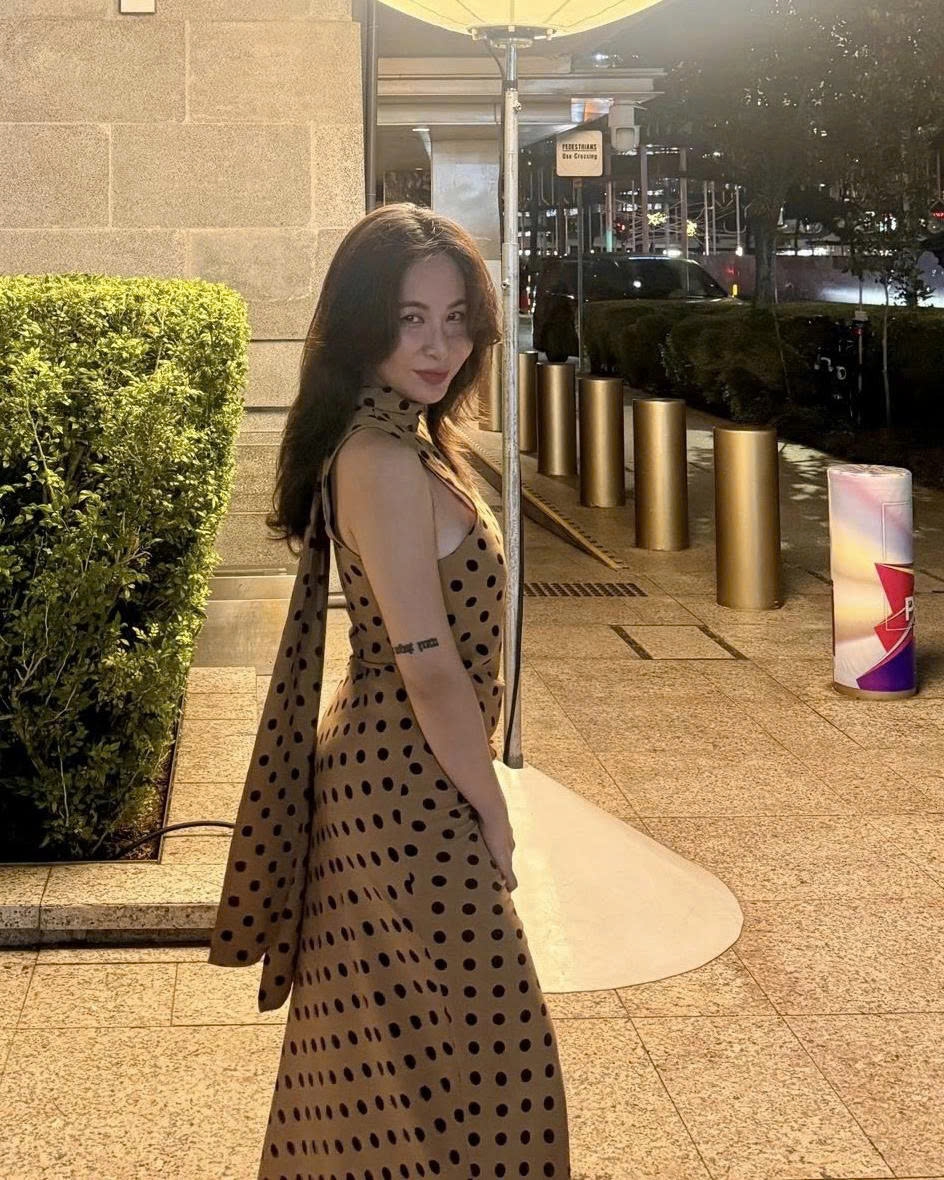 Uyên Linh diện đầm yếm ôm dáng, tôn body trong chuyến du lịch Singapore.