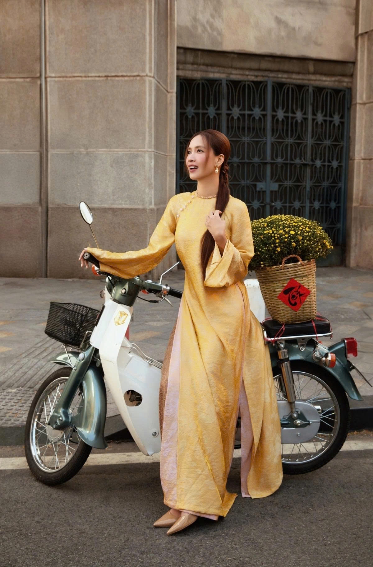 Ái Phương thực hiện bộ ảnh xuân theo concept Tết xưa với xe cub, chậu cúc mâm xôi và trang phục mang phong cách cổ điển.