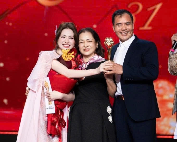 Tại giải Mai Vàng 2025, Hòa Minzy vấp tranh cãi khi mời bố mẹ lên sân khấu chung vui khi nhận giải. Hòa Minzy lên tiếng giải thích, cho biết bản thân chỉ muốn cùng gia đình chia sẻ khoảnh khắc tuyệt vời trong lễ trao giải. Song, bài đăng này của nữ ca sĩ sau đó đã bị ẩn/xóa. Sau đó, cô chia sẻ một bài đăng khác với khoảnh khắc cùng bố mẹ nhận giải trên sân khấu Mai Vàng và lời nhắn cảm ơn đến đấng sinh thành.