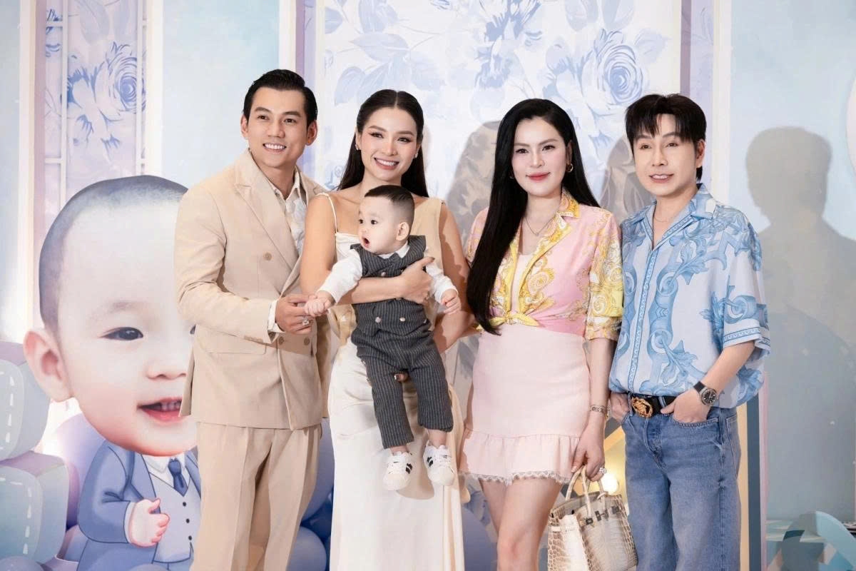 Gia đình Phương Trinh Jolie và Lý Bình tổ chức tiệc mừng thôi nôi con trai út, bé Loka, tại một nhà hàng ở TP.HCM. Vợ chồng Vũ Luân - Phương Lê diện trang phục trẻ trung đến chung vui.