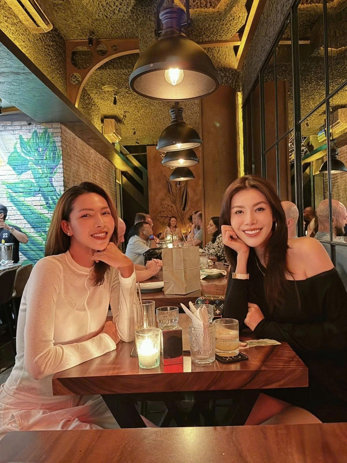Người mẫu Minh Tú (phải) hẹn ăn tối cùng đồng nghiệp Minh Triệu khi ông xã đi công tác.