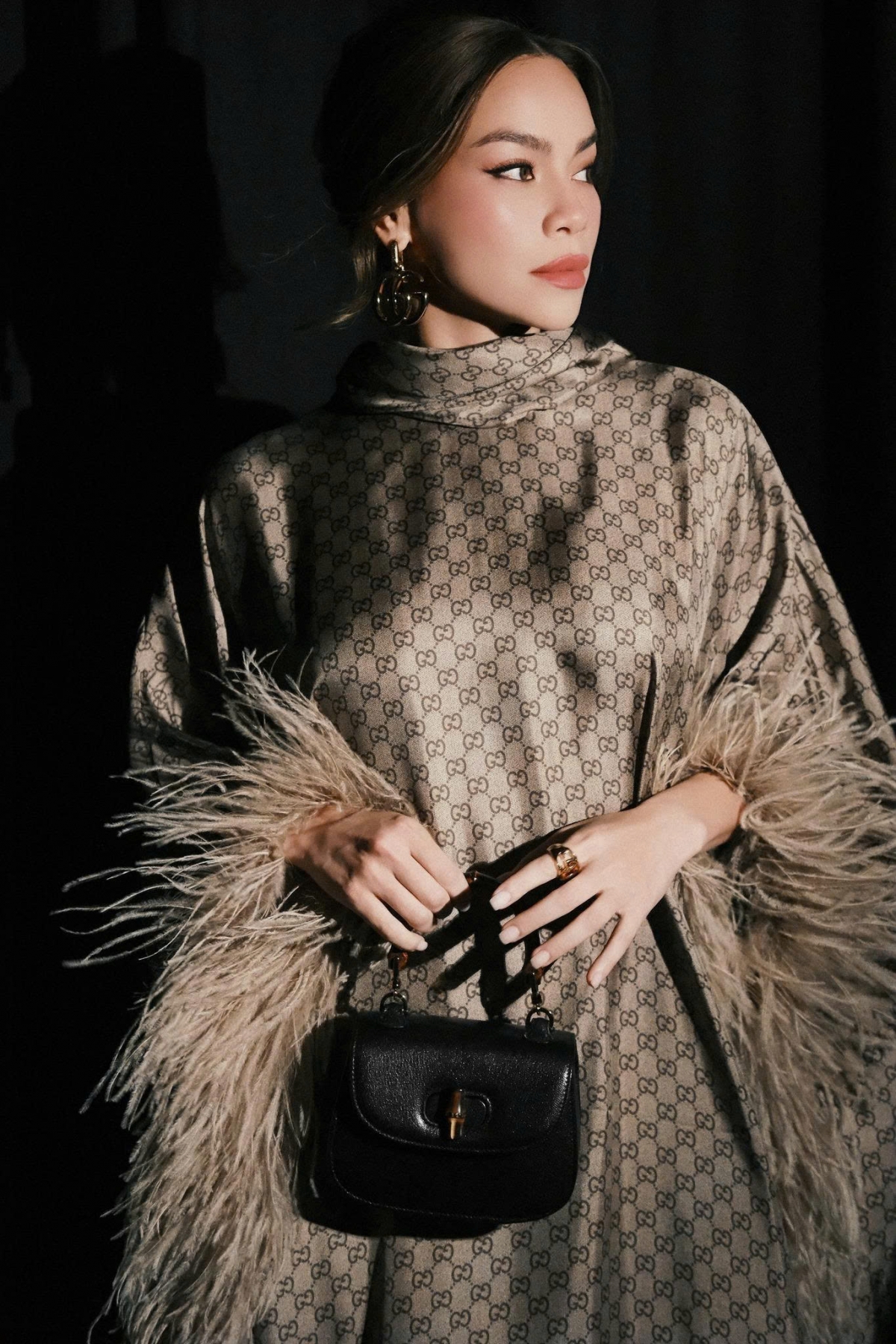 Tại sự kiện công chiếu phim ngắn, Hồ Ngọc Hà chọn phong cách kín đáo nhưng vẫn đậm dấu ấn riêng. Cô diện chiếc váy lụa twill đính lông vũ của thương hiệu Gucci.