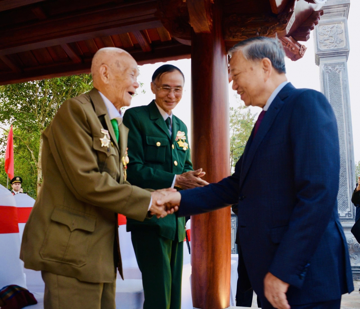 Tổng Bí thư Tô Lâm chào hỏi các cực chiến binh