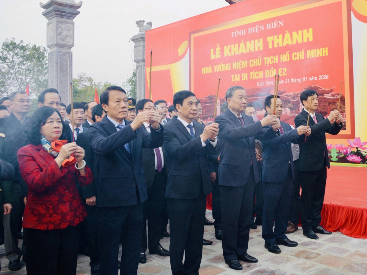 Tổng Bí thư Tô Lâm cùng các đại biểu dâng hương tại Nhà tưởng niệm Chủ tịch Hồ Chí Minh.