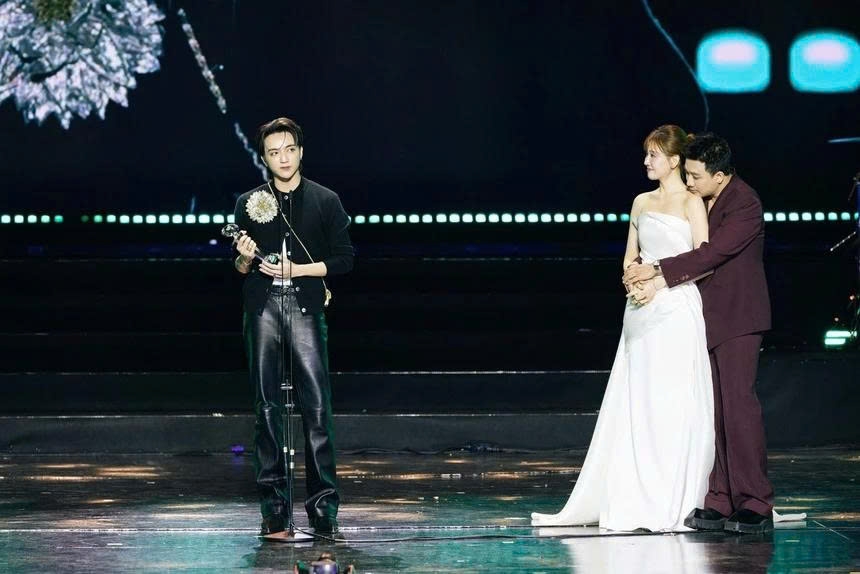 Soobin bước lên sân khấu Làn Sóng Xanh 2025 để nhận giải Nam ca sĩ/rapper của năm, với phần trao giải đến từ vợ chồng Trấn Thành - Hari Won. Khi nam ca sĩ đang phát biểu cảm ơn, Trấn Thành đứng cạnh và ôm vợ từ phía sau. Hành động thân mật của cặp vợ chồng gây tranh cãi. Một số khán giả cho rằng khoảnh khắc vinh danh nên tập trung vào nghệ sĩ chiến thắng. Trong khi đó, nhiều người nhận xét họ thấy hai người có cách bày tỏ tình cảm dễ thương.