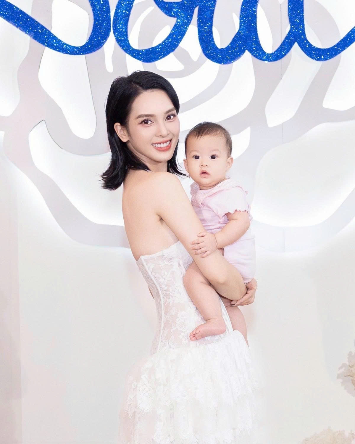 Diễn viên Quỳnh Lương lần đầu đưa con gái lên thảm đỏ.