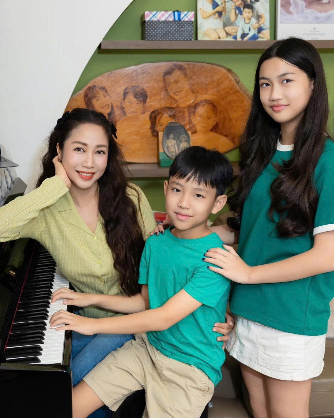 Ốc Thanh Vân khoe hai con càng lớn càng giống mẹ.