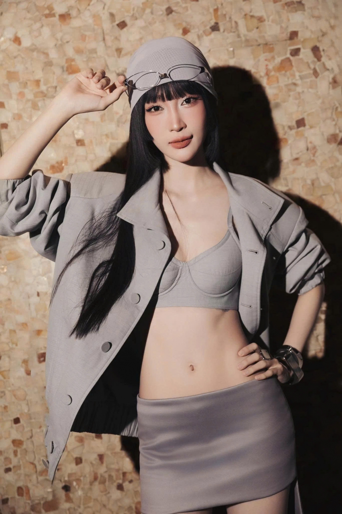 Juky San thu hút sự chú ý khi xuất hiện tại lễ trao giải Làn Sóng Xanh với vẻ ngoài táo bạo, có phần lạ lẫm. Cô diện áo bra-top xám, phối cùng chân váy ngắn và áo khoác dáng rộng, tạo tổng thể gợi cảm và cá tính.