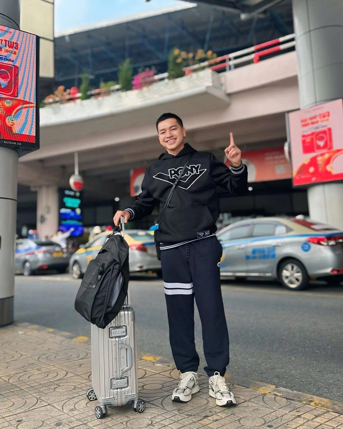 Quang Minh ra Hà Nội chuẩn bị tham dự chương trình cuối năm. Anh cho biết hào hứng với thời tiết mát mẻ ở thủ đô.