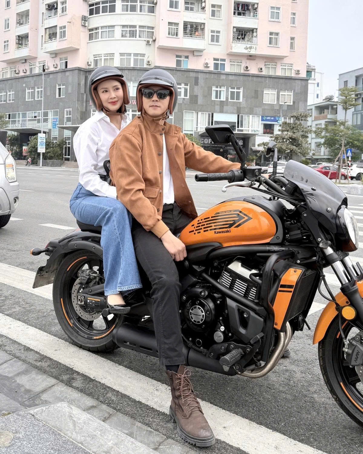 Hà Việt Dũng đèo Hồng Diễm trên chiếc xe phân khối lớn. Cặp sao vừa hợp tác trong phim truyền hình “Lằn ranh”.