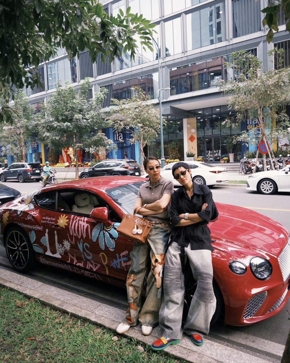 Đàm Thu Trang đưa bạn thân Pông Chuẩn dạo phố trên chiếc siêu xe được trang trí độc nhất vô nhị.