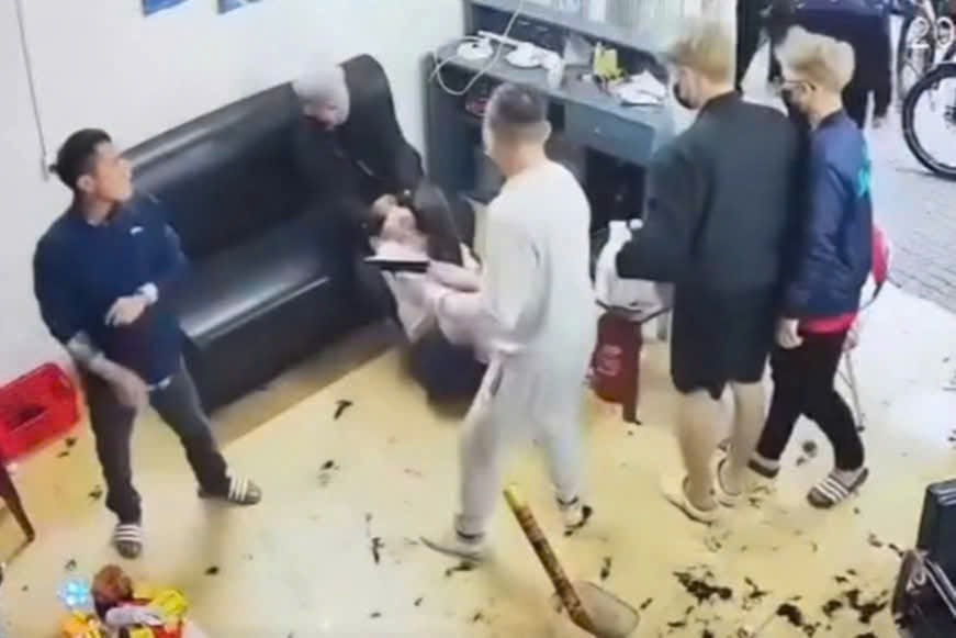 Hình ảnh nhóm đối tượng sử dụng hung khí đe doạ, uy hiếp tinh thần và trực tiếp đánh gây thương tích cho anh D.V.T