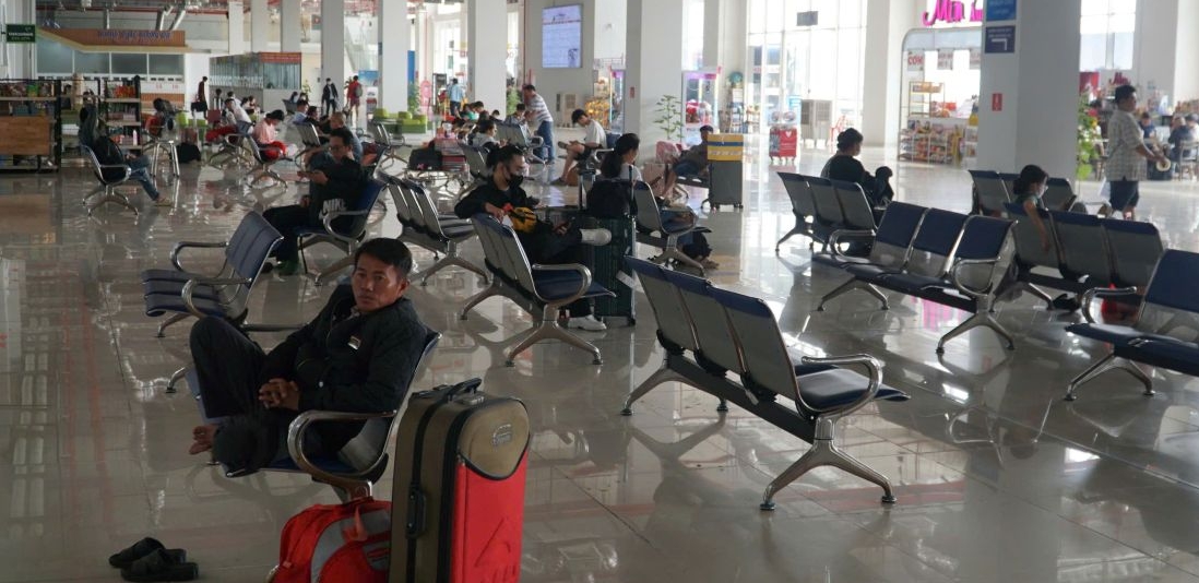 Hành khách chờ xe ở Bến xe miền Đông mới, phường Long Bình (TP.Thủ Đức cũ) (Ảnh: HK)