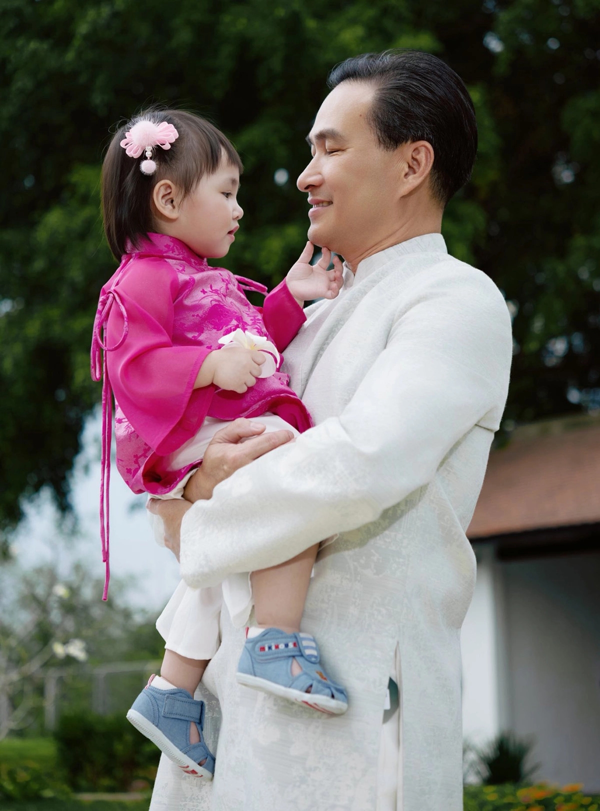 Diễn viên Chi Bảo diện áo dài chơi đùa cùng con gái hơn một tuổi, tận hưởng những ngày đầu năm thảnh thơi ở biệt thự nhà vườn tại Thủ Đức.